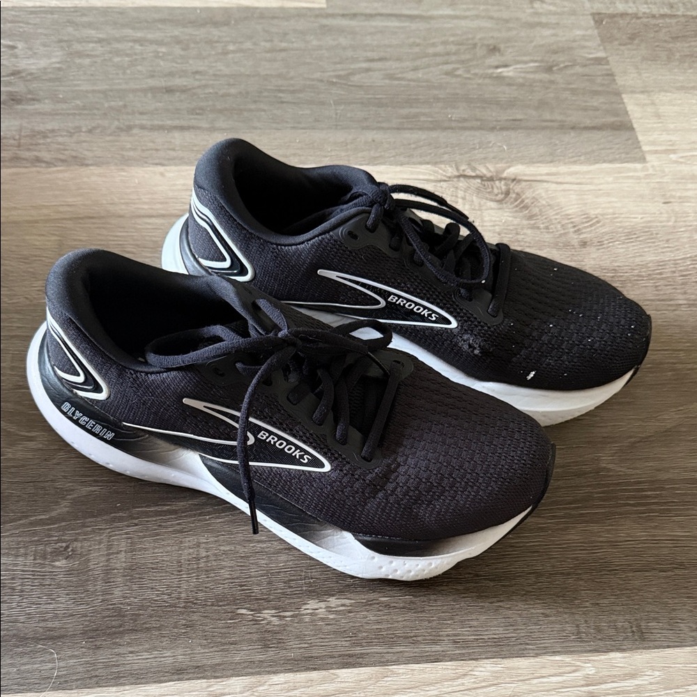 Brooks Women’s Glycerin 21 Black and White Athletic Shoes size 9